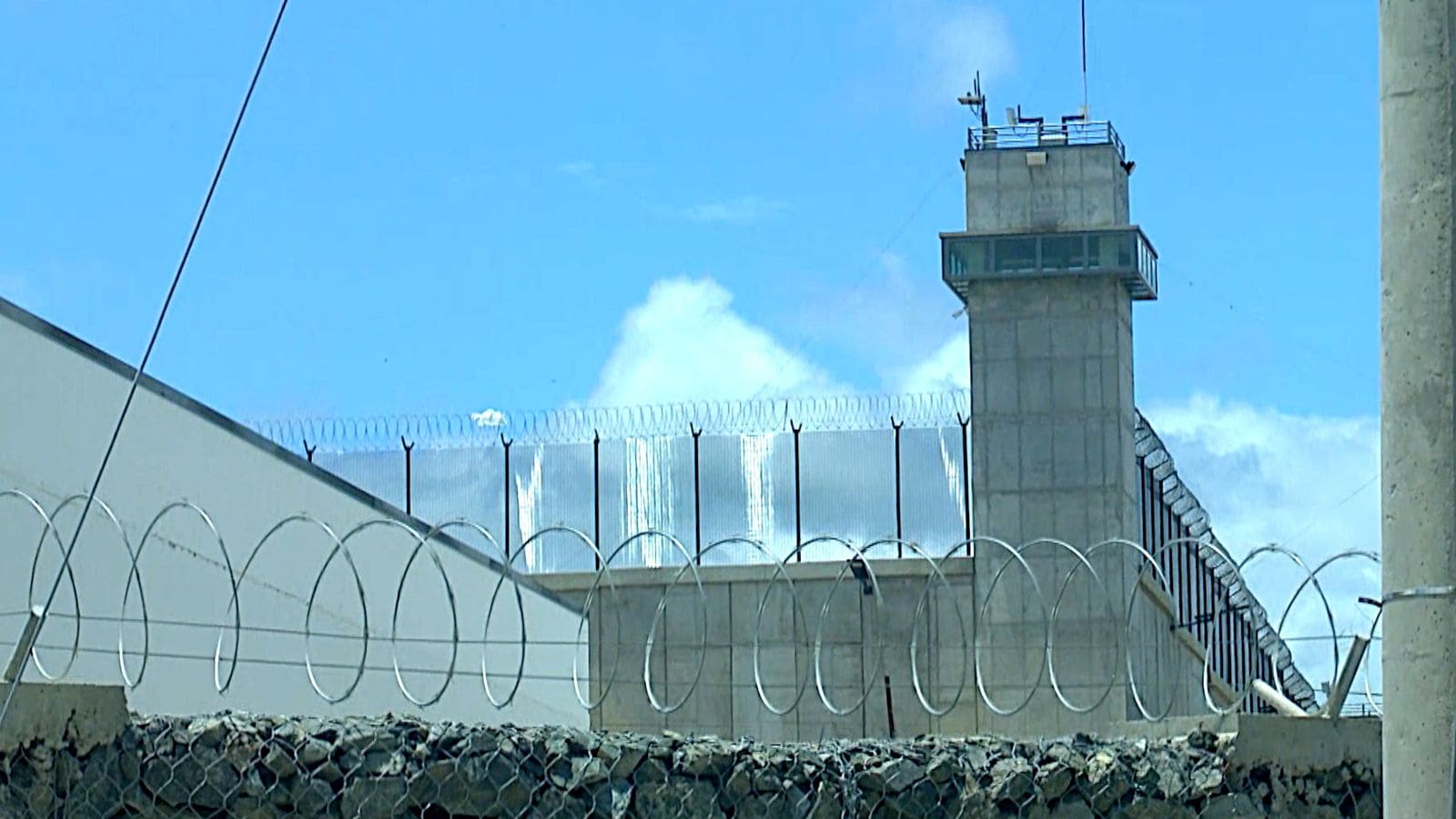 Una de las torres de la Cárcel del Encuentro.