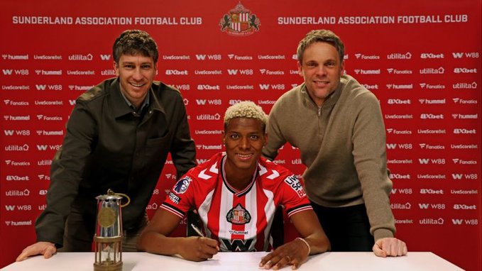 Nilson Angulo firmando su contrato. Foto: Sunderland