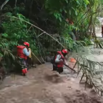 Bomberos ingresaron al río para buscar al hombre reportado como desaparecido. Fotocaptura