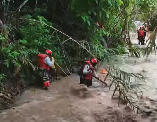 Bomberos ingresaron al río para buscar al hombre reportado como desaparecido. Fotocaptura