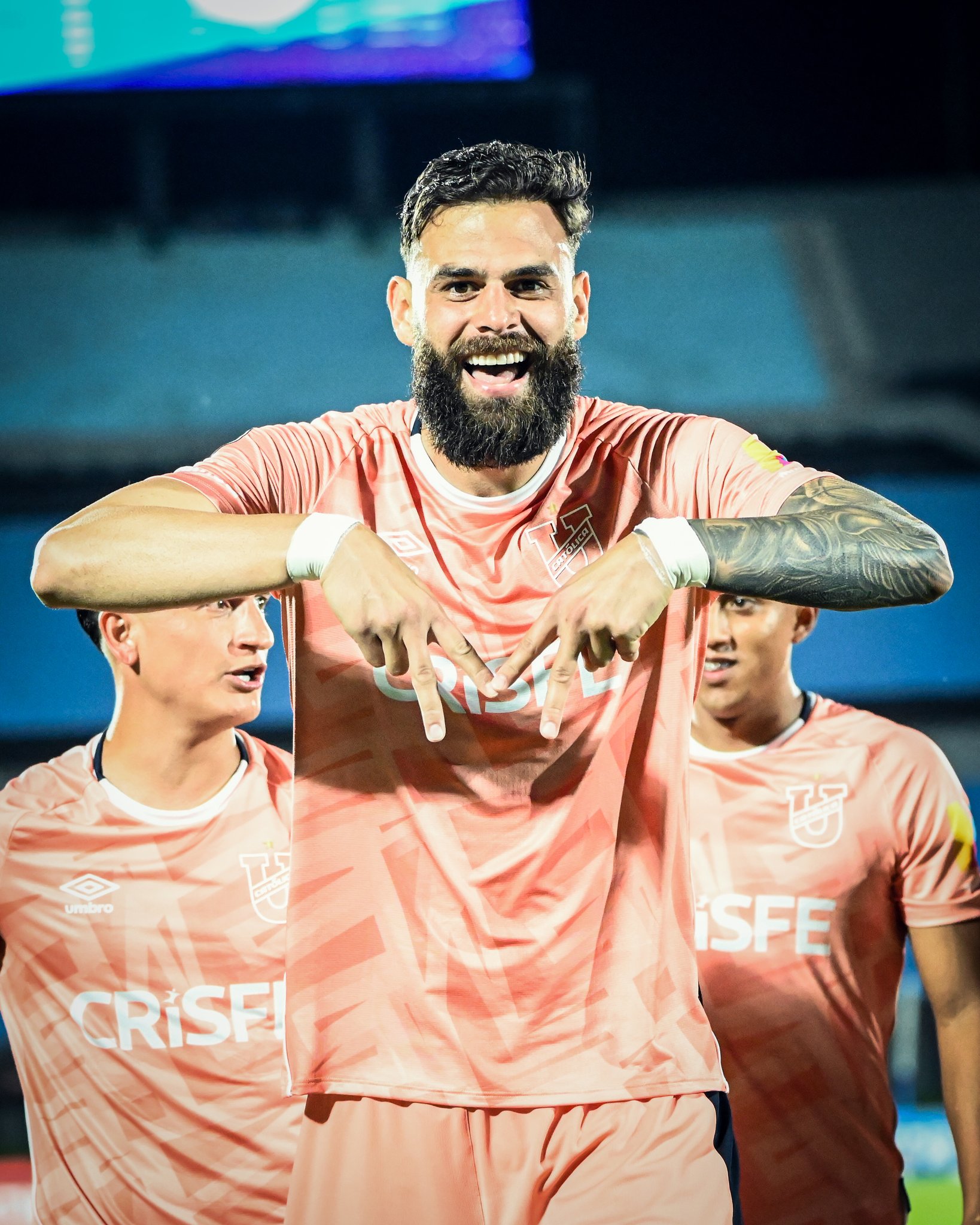 Jhon Chancellor celebra gol de la Católica. Foto: Universidad Católica