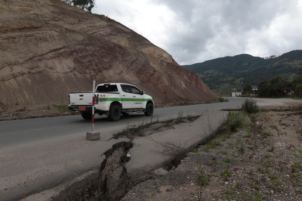 La vía Cuenca-Girón-Pasaje mantiene una serie de problemas. Foto: Xavier Caivinagua/El Mercurio