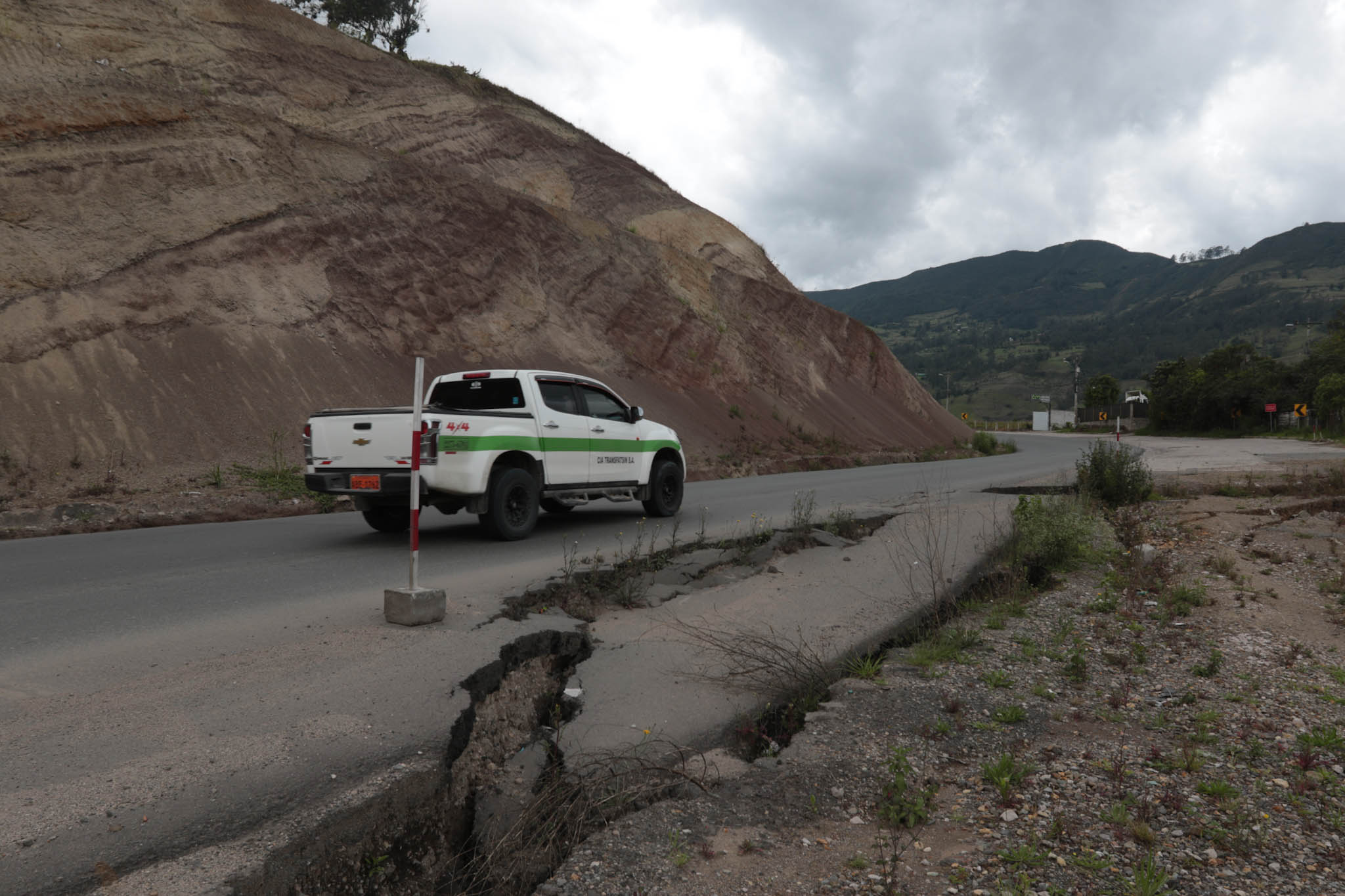La vía Cuenca-Girón-Pasaje mantiene una serie de problemas. Foto: Xavier Caivinagua/El Mercurio