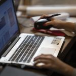 110 becas en nuevas tecnologías e IA para migrantes de Ecuador en los Estados Unidos (EE.UU)