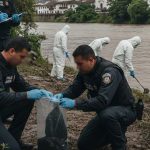 Las autoridades locales investigan el hallazgo de una persona sin vida en el río Tomebamba. /Foto referencial generada con IA