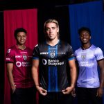 Jugadores de Independiente del Valle presentan las nuevas camisetas. Foto: Independiente del Valle