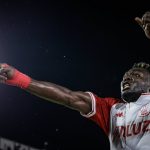 Jordy Caicedo celebra gol con Huracán. Foto: Huracán