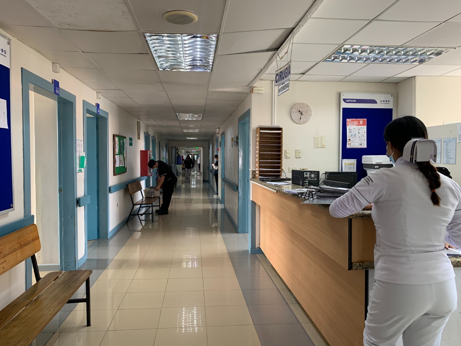 Niños envenenados presuntamente por su madre en Cuenca fueron recibieron el alta del hospital Vicente Corral. Las autoridades investigan.