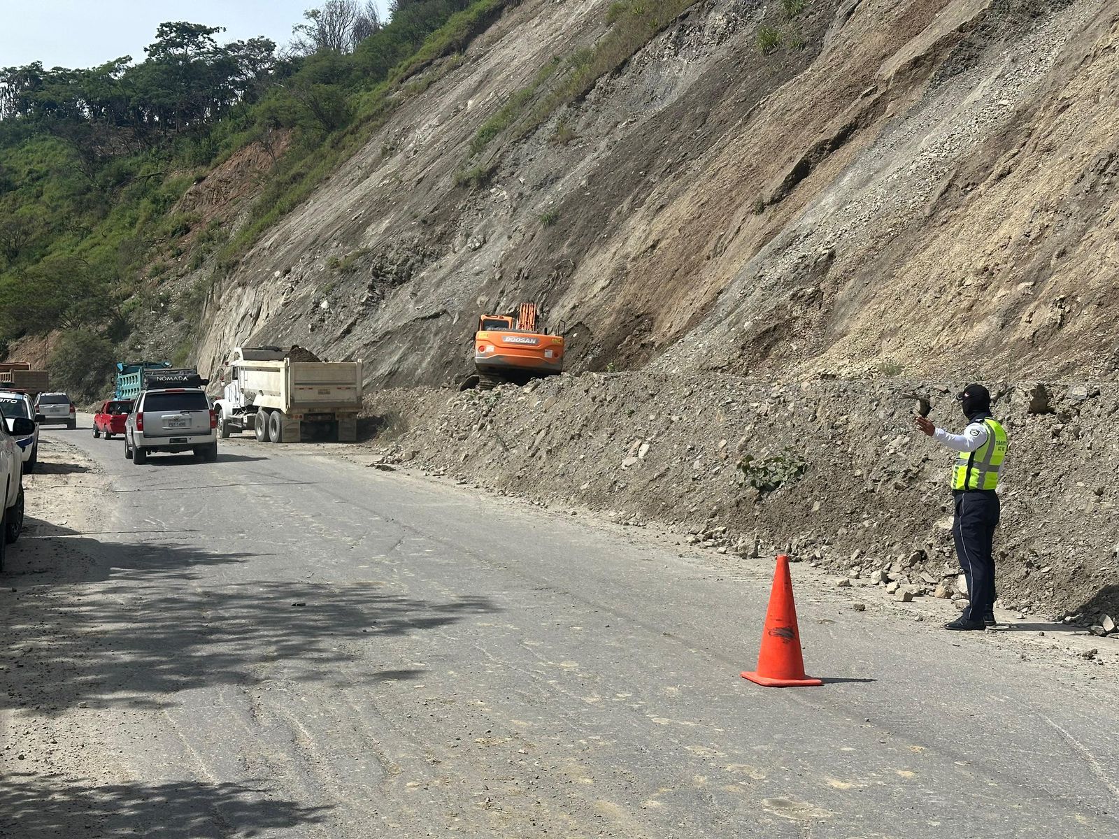 Se reabre el paso por la vía Cuenca - Girón - Pasaje, por el kilómetro 50, donde se formó un socavón. El MIT trabaja en la zona.