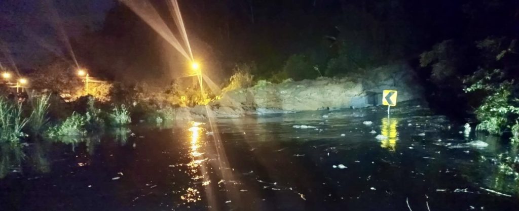 La vía Zhud-Cochancay está cerrada por un deslizamiento de tierra. Foto: ECU911
