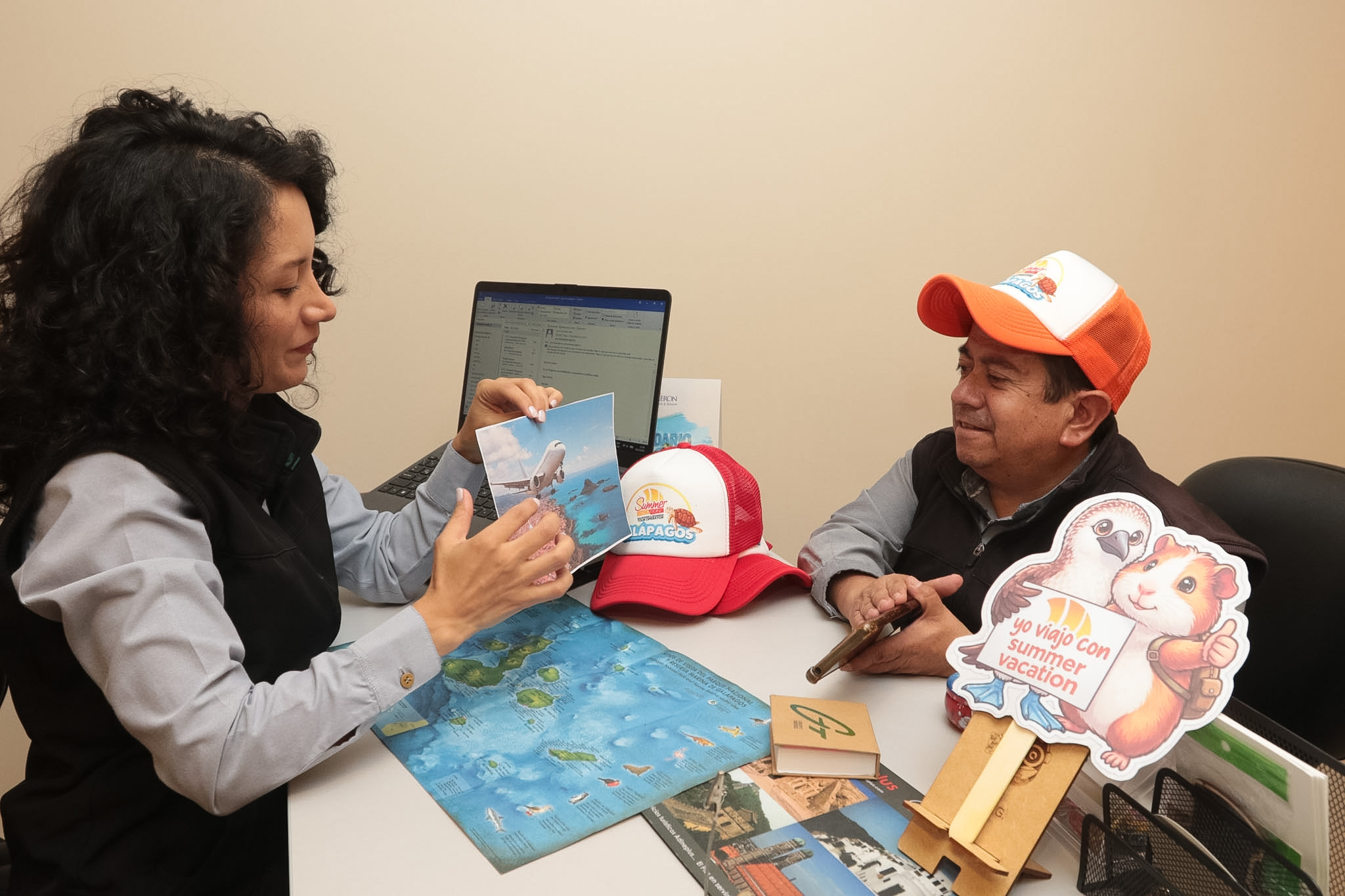 Las agencias de viaje están listas para ofrecer experiencias que permitan conocer Cuenca y Galápagos. Foto: El Mercurio