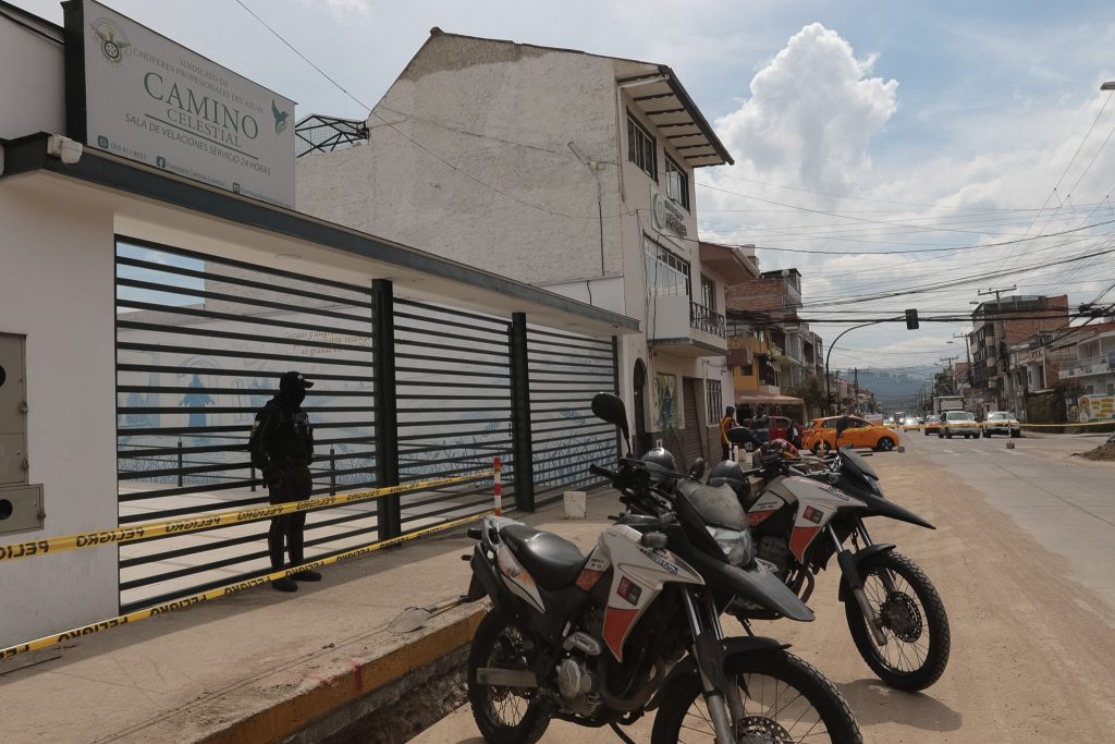 Tras el asesinato dentro de la funeraria, la Policía resguardó el lugar. Foto: El Mercurio
