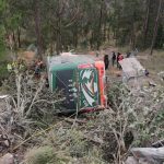 Un bus volcó en el sector de Quisquis, en Azogues. Hay muertos y heridos.