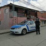 Escena del crimen cometido en el barrio Las Peñas al norte de Cuenca. La Policía indaga los hechos. /FCS