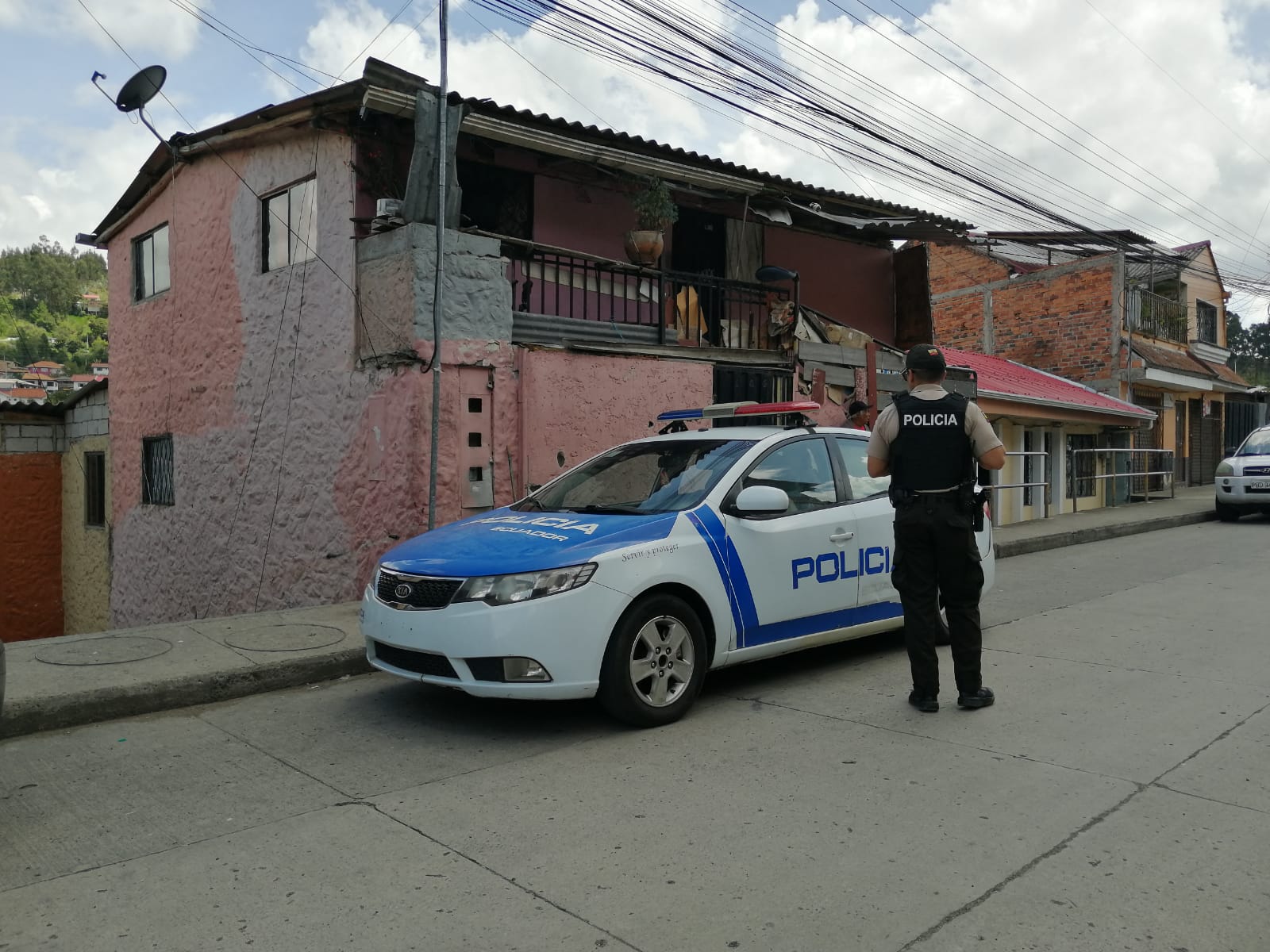 Escena del crimen cometido en el barrio Las Peñas al norte de Cuenca. La Policía indaga los hechos. /FCS