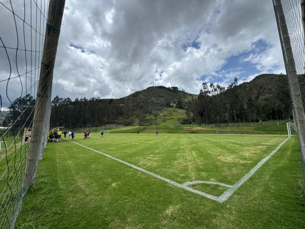 Una de las canchas reglamentarias del Complejo Deportivo ubicado en Cumbe. /KYY