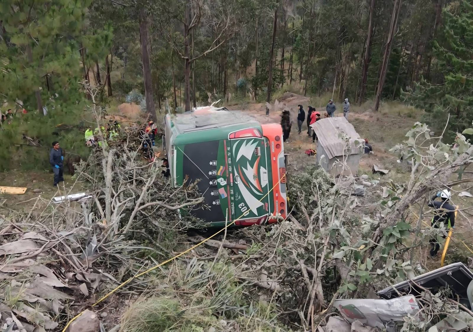 Un bus volcó en el sector de Quisquis, en Azogues. Hay muertos y heridos.