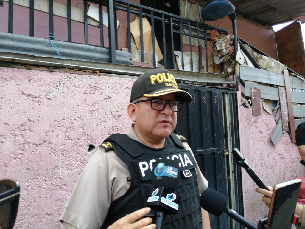 Ángel Esquivel, comandante de la Subzona de Policía de Azuay, dio declaraciones de lo ocurrido a los medios locales. /FCS