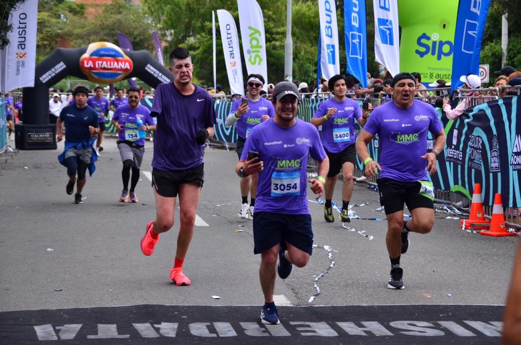 Deportistas durante el recorrido de la carrera. FMV