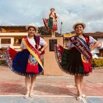 Paulina Gómez y su hija María Guadalupe Maldonado, visten el traje tradicional de la cholita cuencana, una tradición que ambas han representado