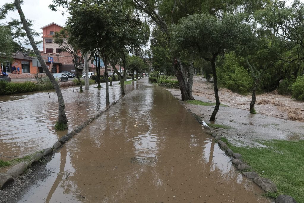 Las lluvias provocan estragos en las vías. En Cuenca, el río Yanuncay se desbordó el pasado 12 de marzo. /XCA