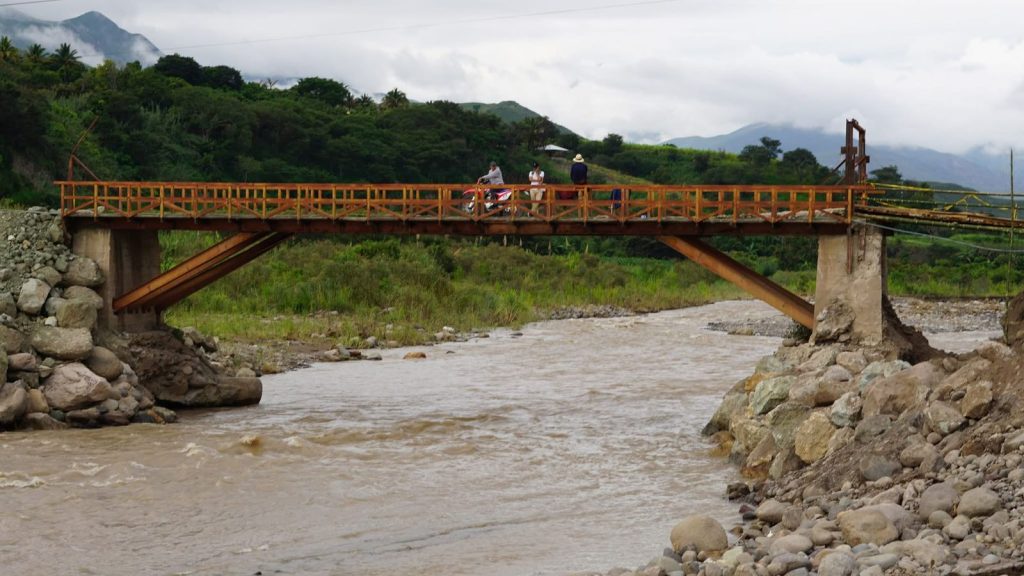 Donaciones en Sulupali, en el cantón Santa Isabel, en Azuay, para nuevo puente.