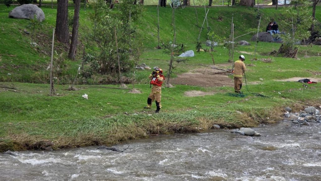 Personal del Cuerpo de Bomberos de Cuenca rescató el cuerpo sin vida de una persona que cayó al río Tomebamba. /Cortesía
