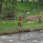 Personal del Cuerpo de Bomberos de Cuenca rescató el cuerpo sin vida de una persona que cayó al río Tomebamba. /Cortesía