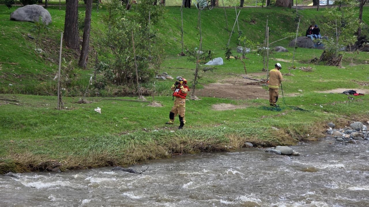 Personal del Cuerpo de Bomberos de Cuenca rescató el cuerpo sin vida de una persona que cayó al río Tomebamba. /Cortesía