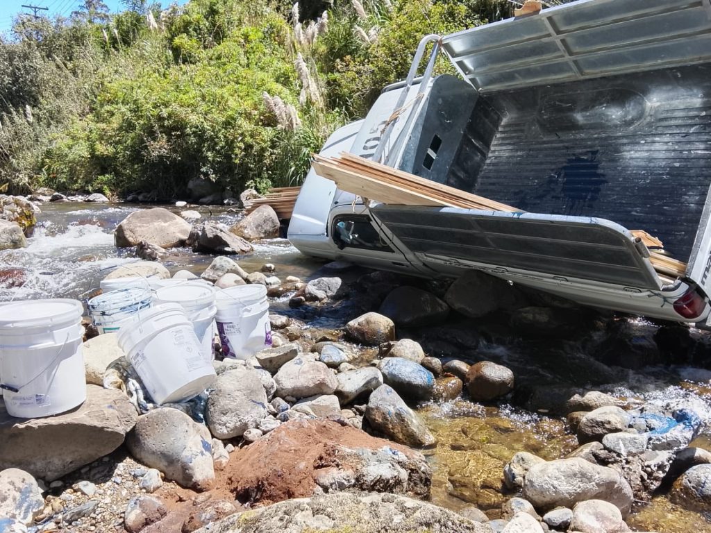 Una camioneta volcó en un río cercano al kilómetro 13 de la vía Cuenca – Molleturo – El Empalme. /Cortesía