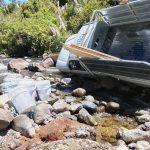Una camioneta volcó en un río cercano al kilómetro 13 de la vía Cuenca – Molleturo – El Empalme. /Cortesía