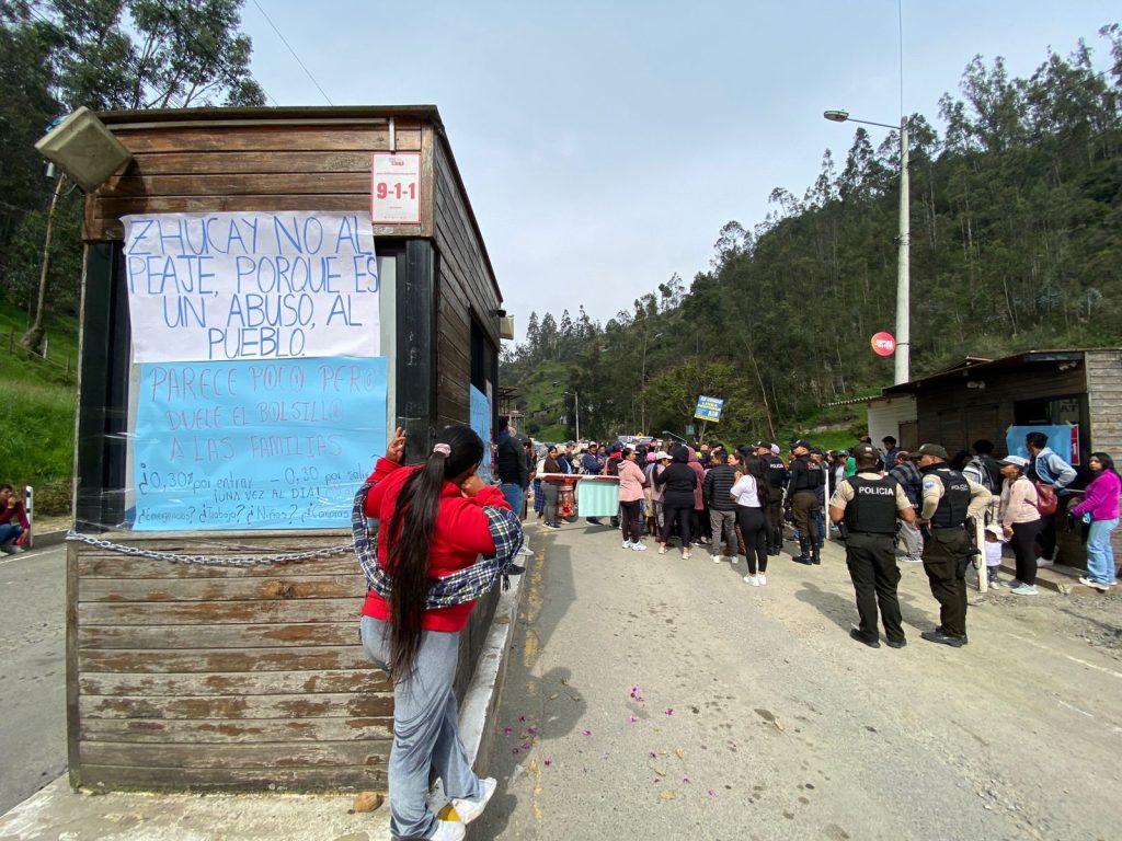 Habitantes de Zhucay y usuarios de la vía a Tutupali protagonizaron un plantón para exigir el retiro del peaje y arreglo de la vía. /XCA
