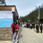 Habitantes de Zhucay y usuarios de la vía a Tutupali protagonizaron un plantón para exigir el retiro del peaje y arreglo de la vía. /XCA