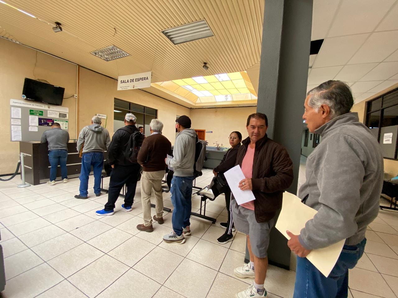 Ciudadanos se dieron cita a la ANT de Cuenca para realizar los trámites habilitados. /XCA