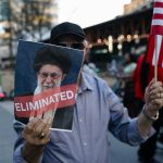 Un hombre sostiene una imagen del líder supremo de Irán tras su muerte. Foto: AFP