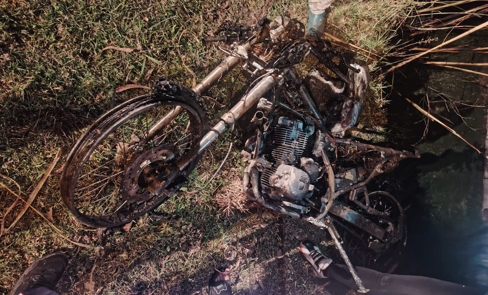 Así terminó una motocicleta que se quemó en el sector de El Tablón, en Miraflores. /Cortesía