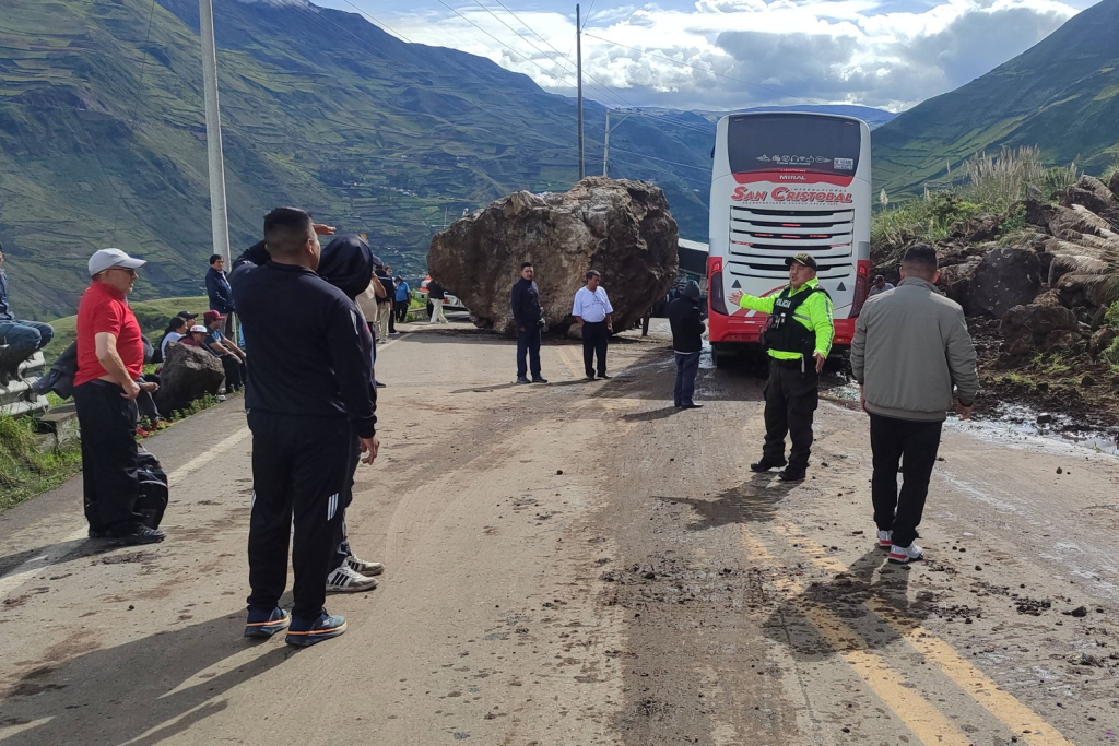 Paso habilitado de manera parcial en la vía Cuenca – Riobamba, sector Gonzol, en donde cayó una piedra de gran tamaño. / Foto Gonzol Digital Live