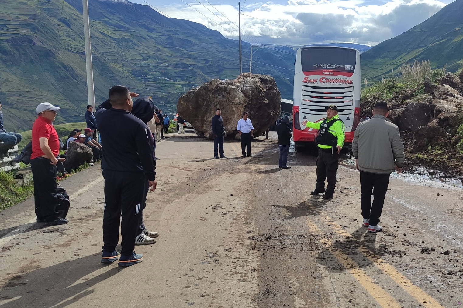 Paso habilitado de manera parcial en la vía Cuenca – Riobamba, sector Gonzol, en donde cayó una piedra de gran tamaño. / Foto Gonzol Digital Live