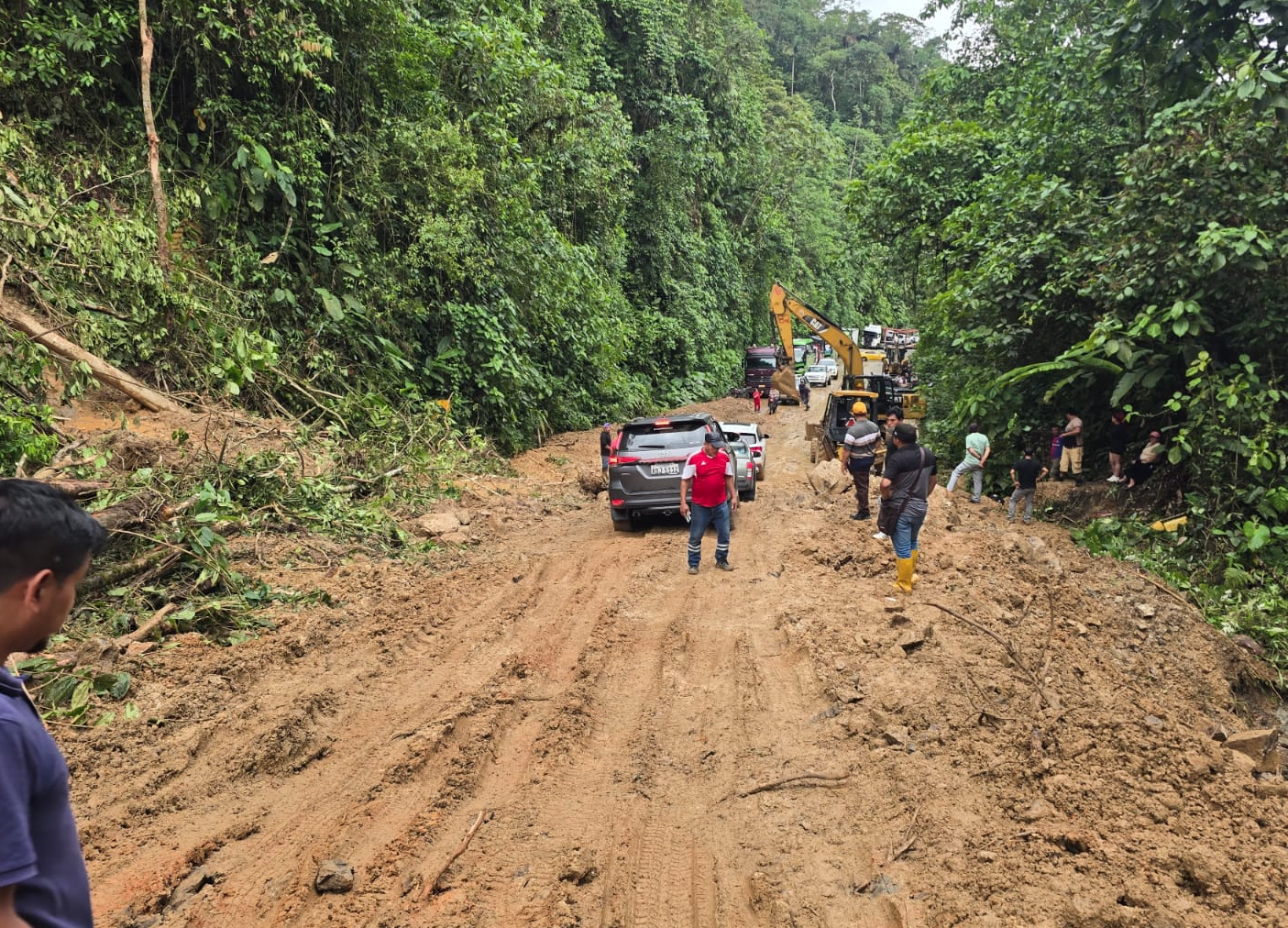 El MIT informó que se habilitó el paso vehicular de manera parcial en la vía Cuenca – Molleturo – El Empalme. /Cortesía