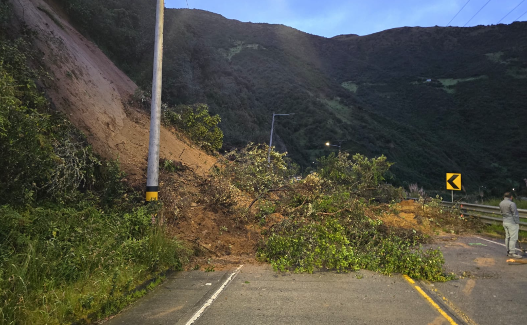 La vía Cuenca – Molleturo El Empalme está cerrada por un deslizamiento a la altura del kilómetro 53. /Cortesía