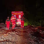 Personal del Cuerpo de Bomberos del cantón Camilo Ponce Enríquez no pudo ingresar a la comunidad para rescatar el cuerpo de la víctima la noche del miércoles 11 de marzo de 2026. /Cortesía