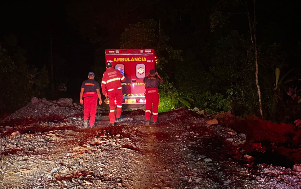 Personal del Cuerpo de Bomberos del cantón Camilo Ponce Enríquez no pudo ingresar a la comunidad para rescatar el cuerpo de la víctima la noche del miércoles 11 de marzo de 2026. /Cortesía