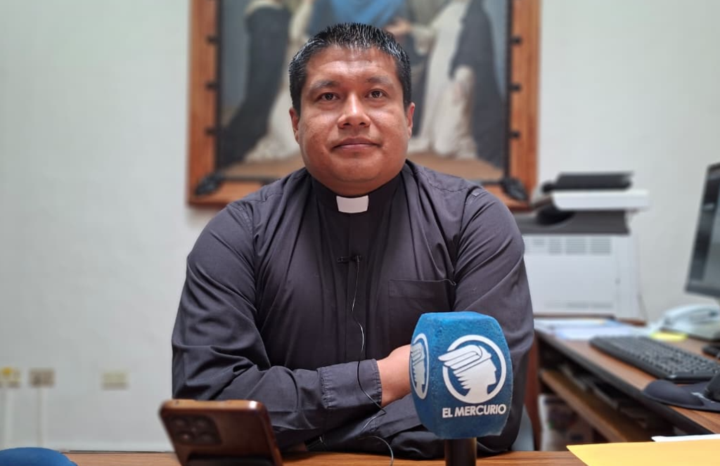 Óscar Narváez, secretario canciller y de comunicación de la Arquidiócesis de Cuenca, da el punto de vista de la entidad que representa en la ciudad. /Cortesía