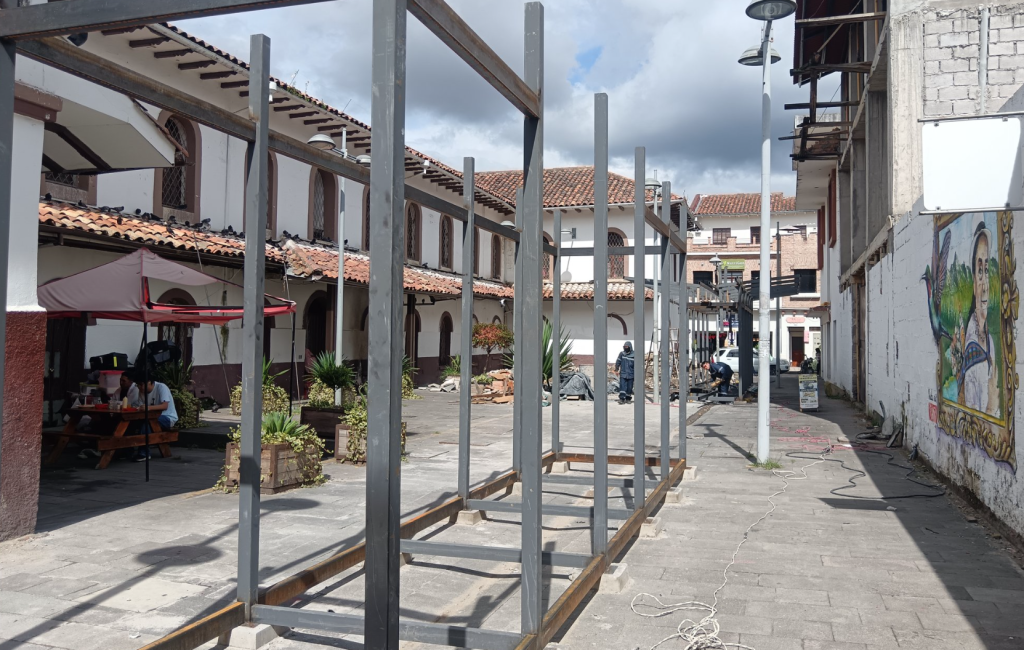 Así avanza la restauración de la Plaza severo Espinoza, en Cuenca. /Cortesía