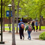 Feria en Cuenca para alumnos de colegios que deseen estudiar en Estados Unidos carreras cortas en diferentes áreas.