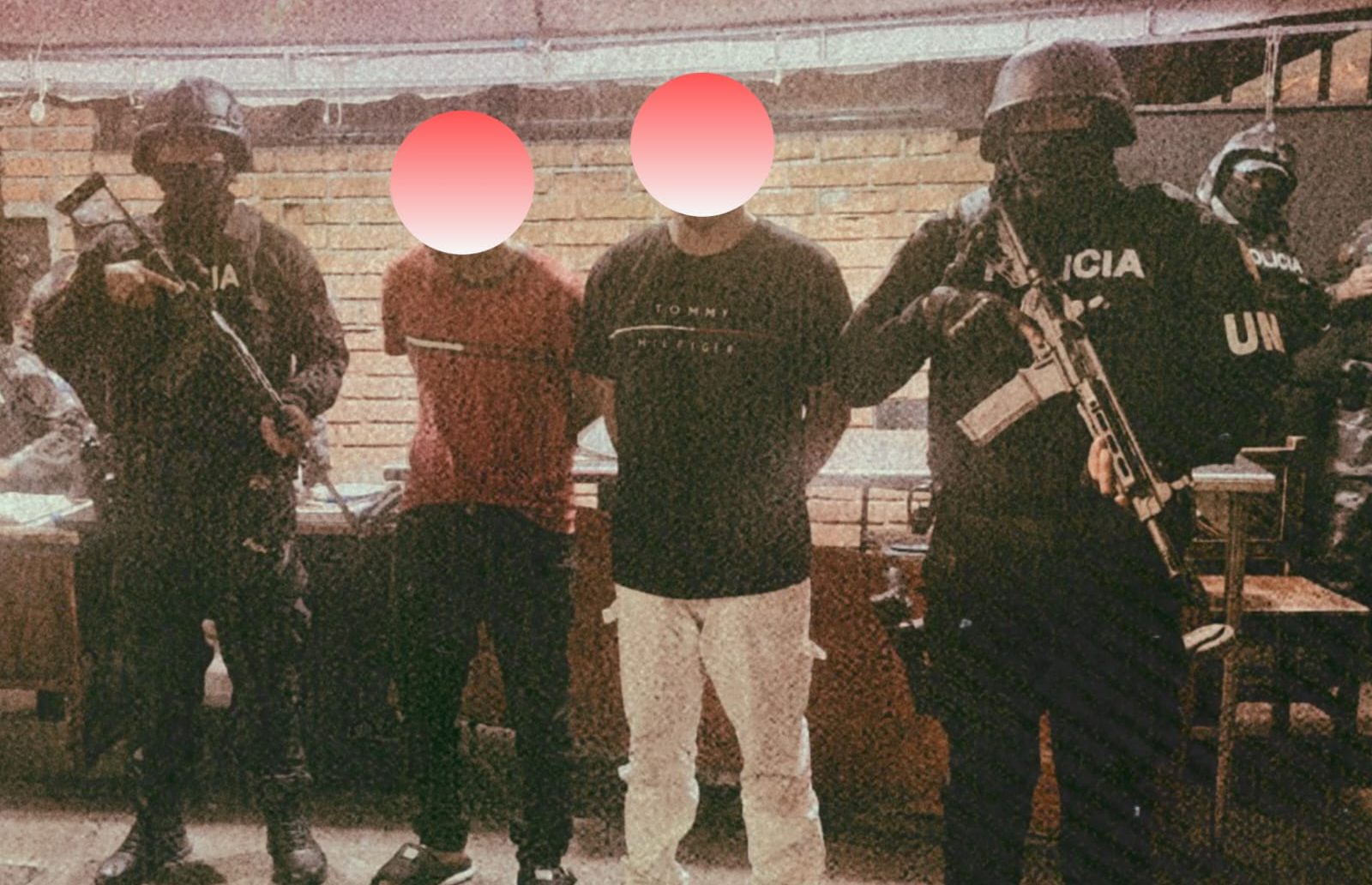 El gobernador del Azuay, Xavier Bermúdez, compartió una imagen de los dos detenidos. Foto: X