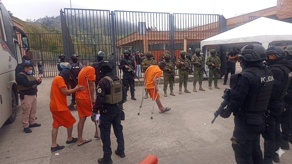 Personal militar acompañó el traslado de 82 personas privadas de la libertad hasta la cárcel de Turi, en Cuenca. /Cortesía