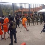 Personal militar acompañó el traslado de 82 personas privadas de la libertad hasta la cárcel de Turi, en Cuenca. /Cortesía