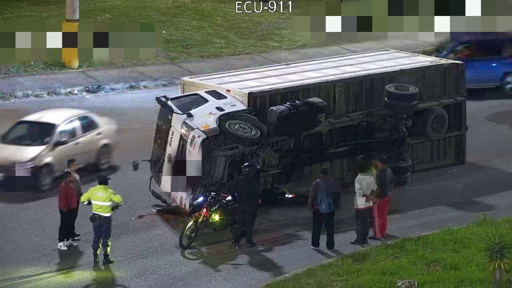 Un camión volcó en la Autopista la madrugada de este martes 24 de marzo de 2026. /Cortesía