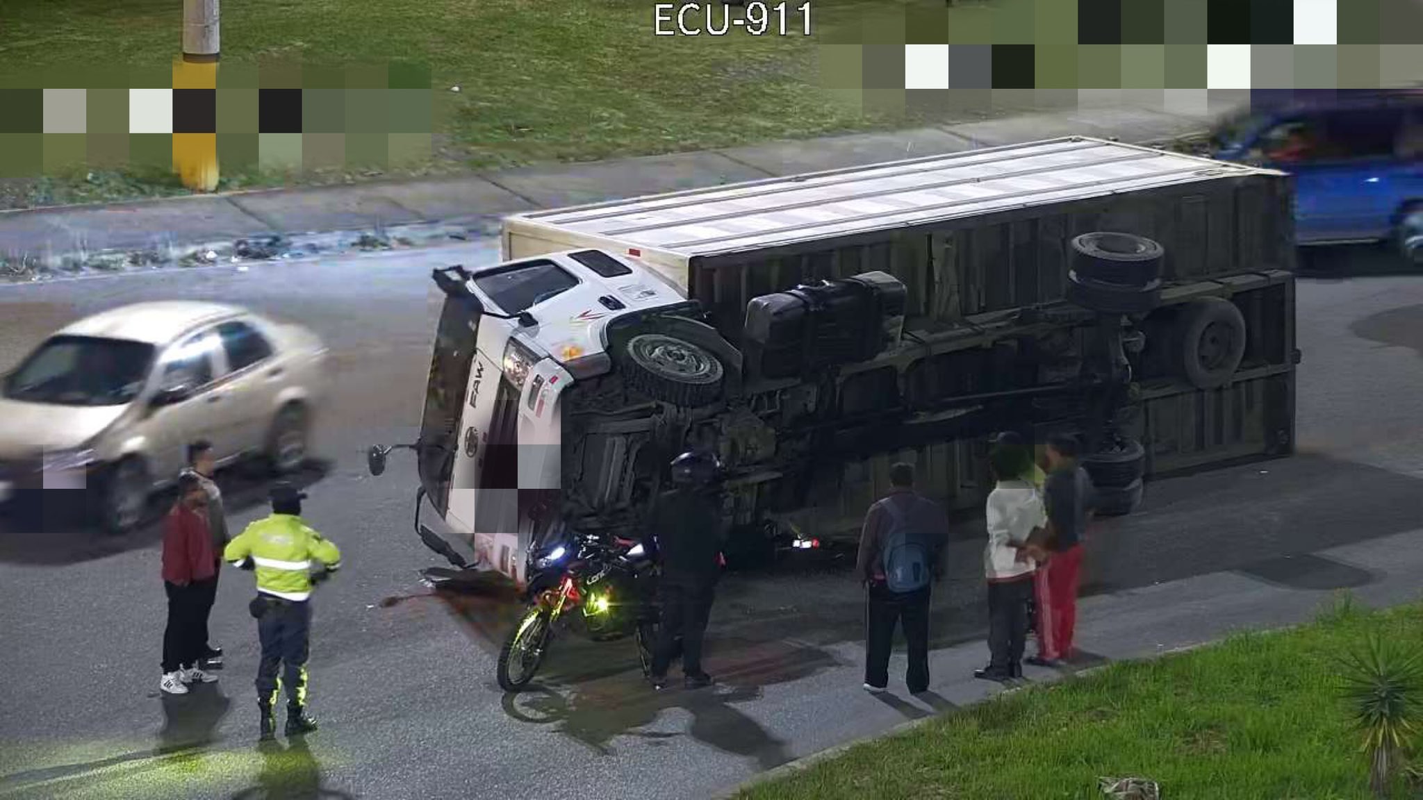 Un camión volcó en la Autopista la madrugada de este martes 24 de marzo de 2026. /Cortesía